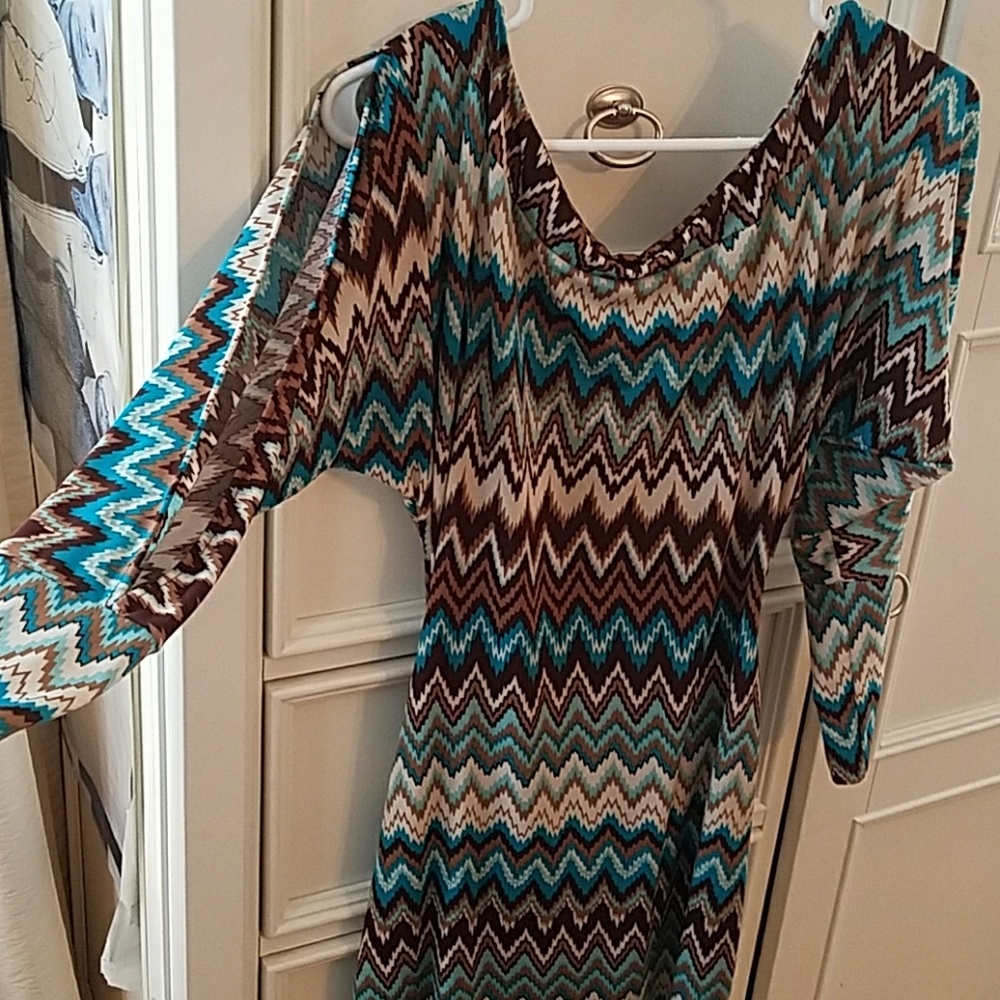 A patterned form fitting dress. - Picture 4 of 4